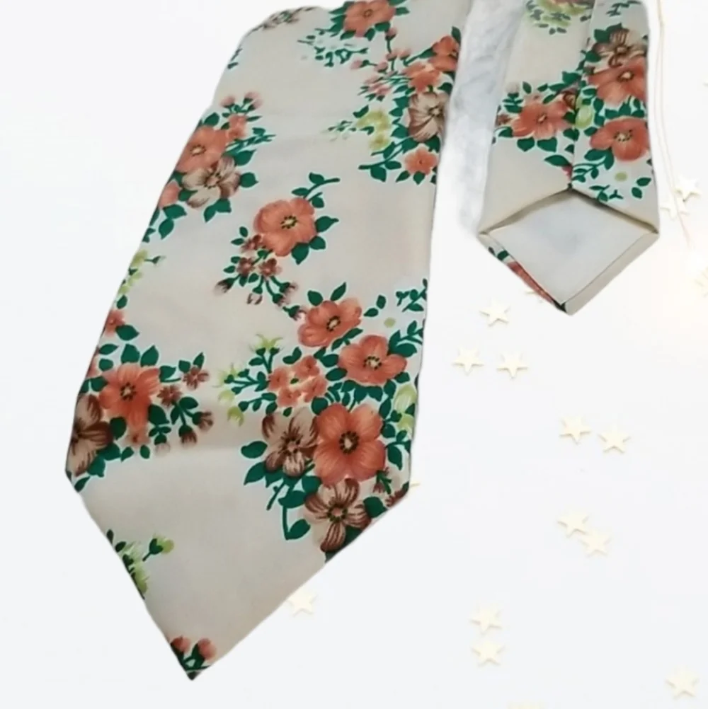 VTG Custom Tailored Fruit of the Loom Flowers Tie.